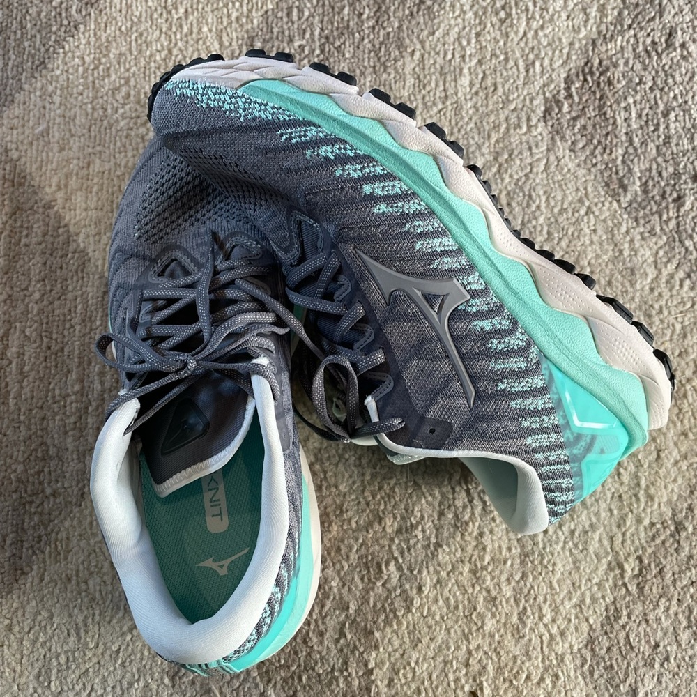 Mizuno wave sky 4 running shoes, worn once!